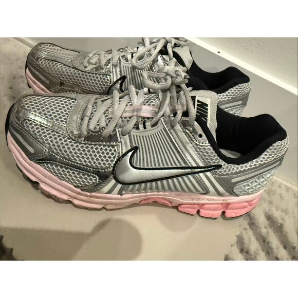 Nike Women's Zoom Vomero 5 Running Shoes Mesh Sneaker Shoes Silver Pink Size 7.5 - Picture 3 of 12